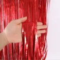 Rideau a franges en tamis mat rouge de 2m pour decoration de fond de fete de mariage. - Rouge Mat