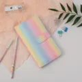 Detalle de album de fotos de arco iris brillante de 3 pulgadas con cuero PU y cierre magnetico. - 3 Pulgadas 108 Bolsillos / Tela Arco Iris Claro