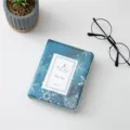 Primo piano del mini album fotografico blu con fiocchi di neve, dettaglio porta-photocard. - Fiocco di neve