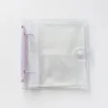 Vue détaillée du classeur transparent pour photocards 3 pouces avec anneaux et bouton. - Couverture Brillante 3 Pouces / Pince Violette