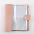Detalle de álbum de fotos de cuero PU rosa, bolsillos transparentes para guardar tarjetas. - 3 Pulgadas 200 Bolsillos / Rosa