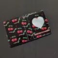 Mini album photo noir avec motif de cerises mignon et fenêtre en cœur pour photos polaroid. - Noir Cerise Cœur Creux
