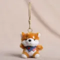 Niedlicher Shiba Inu Plüschtier Anhänger mit Mini Schal, weicher Schlüsselanhänger für Rucksack. - Schal Tieranhänger - Shiba Inu