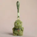 Grüner Plüschtier-Anhänger mit grünem Lanyard und funkelnder Edelstein-Halskette. - Grün