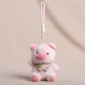 Süßes rosa Schweinchen Plüschtier Schlüsselanhänger mit Schal für Rucksack und Taschen. - Schal Tieranhänger - Schwein
