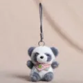 Süßer Panda Plüsch Anhänger mit Schal und Umhängeband, weiches Spielzeug für Rucksack und Schlüsselbund. - Schal Tieranhänger - Panda