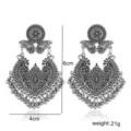 Boucles d'oreilles ethniques vintage en métal argenté avec sculptures et pompons de perles. - Argent Antique (6137)