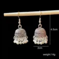 Gros plan détaillé des boucles d'oreilles jhumka en argent indien avec pampilles de perles. - Argent Antique (6143)