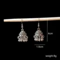 Vue détaillée des boucles d'oreilles jhumka en argent vintage avec 4 cm de hauteur et 8 g. - Argent Antique (6141)