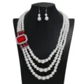 Elegante meerlaagse parelketting set met rode strass kristallen hanger detail. - Rood