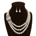 Elegante meerlaagse parelketting met strass kristallen hanger en bijpassende oorbellen voor dames. - Wit