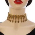 Close-up detail van de vintage gouden uitgehouwen choker halsketting voor vrouwen. - Goud Zwart