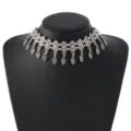 Gedetailleerd overzicht van een vintage zilverkleurige metalen choker ketting met hangers. - Zilver Wit