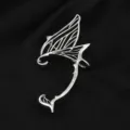 Gedetailleerd uitzicht op de zilveren vlindervleugel oormanchet oorbellen voor vrouwen - Linkeroor / Antiek Zilver