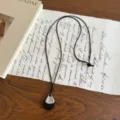 Collana con ciondolo geometrico in legno retro con cordino nero, design unico dettaglio. - Collana a Goccia in Legno (XL5848A)