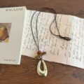 Lunga collana vintage in legno con ciondolo geometrico dorato e cordino marrone da maglione. - Collana con Ciondolo a Goccia (XL5717B)