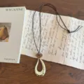 Collana lunga vintage in legno in stile cinese con ciondolo a goccia in metallo martellato. - Collana con Ciondolo a Goccia (XL5717A)