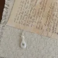 Primo piano della collana con ciondolo geometrico vintage dai dettagli raffinati. - Collana a Goccia (XL5821B)