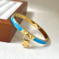 Edelstahl Gold Farbe Armreif mit blauem Emaillierung Tropfen Öl und Vorhängeschloss Anhänger. - Himmelblau