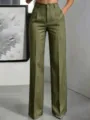 Vista de cerca de los pantalones anchos de tiro alto con rayas diplomáticas y detalles plisados. - Verde oliva