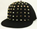 Gorra de béisbol negra estilo punk decorada con tachuelas metálicas doradas para ropa urbana. - Niños / Gorra de Tela con Remaches Dorados