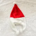 Rote weiße Plüsch Weihnachtsmütze mit Ohrenklappen und flauschigen Bommeln, festliche Mütze. - Schneemannmütze Ohne Lächelndes Gesicht