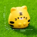 Graziosa mini statuetta tigre gialla resina ornamento scrivania auto micro paesaggio 2cm - Mengli Tigre (C2030) / 2.1x2.2cm / 3# Zodiaco Tigre