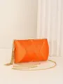 Leuchtend orangefarbene Satin Abendtasche mit goldener Kette und edler Quastenverzierung. - Orange