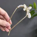 Elegante goldene Schmetterling Haarnadel mit Perlen und U-Form fuer traditionelles Styling. - U-shaped hairpin 2862