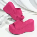 Fuchsie Samt Plateau Keilabsatz Pantoletten Sandalen, Nahaufnahme der Absatzstruktur. - 35 / Rosarot (Konkav)