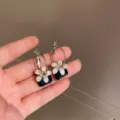 Magníficos pendientes de aro con flores, cristales azules y elegantes pétalos blancos. - Pendientes de Flor de Piedra Ojo de Gato y Cristal Azul Oscuro (ED2674)