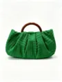 Nahaufnahme der grünen Plissee-Clutch mit Harzgriff und strukturierter Stoffoberfläche. - 23cmx5.5cmx13cm / Plüsch-Stil / Grün