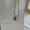 Goldfarbene Tulpen Ketten Anhänger mit roten und grünen Kristallen an einer feinen Kette Variante. - Einzelne Rote Tulpenkette
