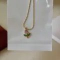 Goldene Tulpen Halskette mit rosa und gruenen Kristallen, zarter Schluesselbeinkette. - Einzelne Rosa Tulpenkette