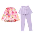 Detailansicht des süßen Kinder-Split-Badeanzugs mit Blumenmuster und lila Hosen. - 2XL / Oberteil und Unterteil / Orangefarbenes Blumen-Oberteil Und Lila Hose (Rote Blumenmeerjungfrau)