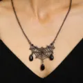 Gros plan sur le collier gothique toile d'araignée noire avec pendentifs larme Halloween. - Noir Arme(S285)