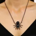 Détail en gros plan du collier pendentif araignée en alliage noir gothique, bijou d'Halloween. - Noir Arme(S99)