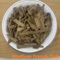 Primo piano dettagliato di trucioli di rovere francese a media torrefazione in una ciotola. - Tostatura Media / 500.00g