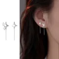 Asymmetrische vierzackige Stern Quasten Ohrringe, elegante minimalistische Silber Kette. - Asymmetrischer Vierzackiger Stern-Faden / Silber