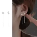 Asymmetrische Stern und Mond Ohrfäden, minimalistische lange Quasten Ohrringe, Silber. - Stern und Mond Ohrfaden / Silber