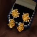 Orecchini pendenti a rosa dorata con perle, design vintage elegante per donne moderne. - Fiore di Rosa 3D (E3002-2)