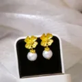 Orecchini a fiore dorati con perle pendenti, stile cinese retrò ed elegante. - Perla Floreale Stile Cinese (E3038-1)