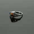 Vintage Titanstahlring mit braunem Tigerauge Stein, retro geschnitztes Band fuer Unisex. - Größe 5 / Silver Tiger's Eye