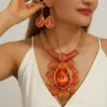 Set van opvallende aluminium draad geweven statement ketting en oorbellen detail. - Oranje