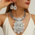 Gedetailleerde close-up van de extravagante handgemaakte zilveren draad kristal ketting en oorbellen. - Zilver
