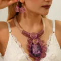 Handgemaakte aluminium draad kristal statement ketting en oorbellen set detailweergave - Paars