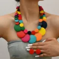 Kleurrijke houten kraal statement ketting en oorbellen set, boho stijl sieraden. - Kleurrijk