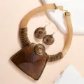 Set van opvallende aluminium draad geweven acryl edelsteen ketting en oorbellen sieraden - koffiekleur