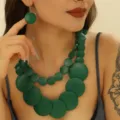 Boheemse groene houten kralen dubbellaagse ketting en bijpassende oorbellen set detail - Groen