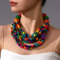 Detailopname van een kleurrijke, gelaagde houten kralenketting gedragen door model. - Kleurrijk